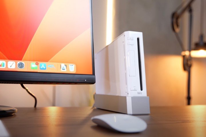 Regardez un moddeur transformer un Mac Mini en Nintendo Wii | Tendances numériques 1 Une Nintendo Wii modifiée, illustrée exécutant macOS sur un moniteur.