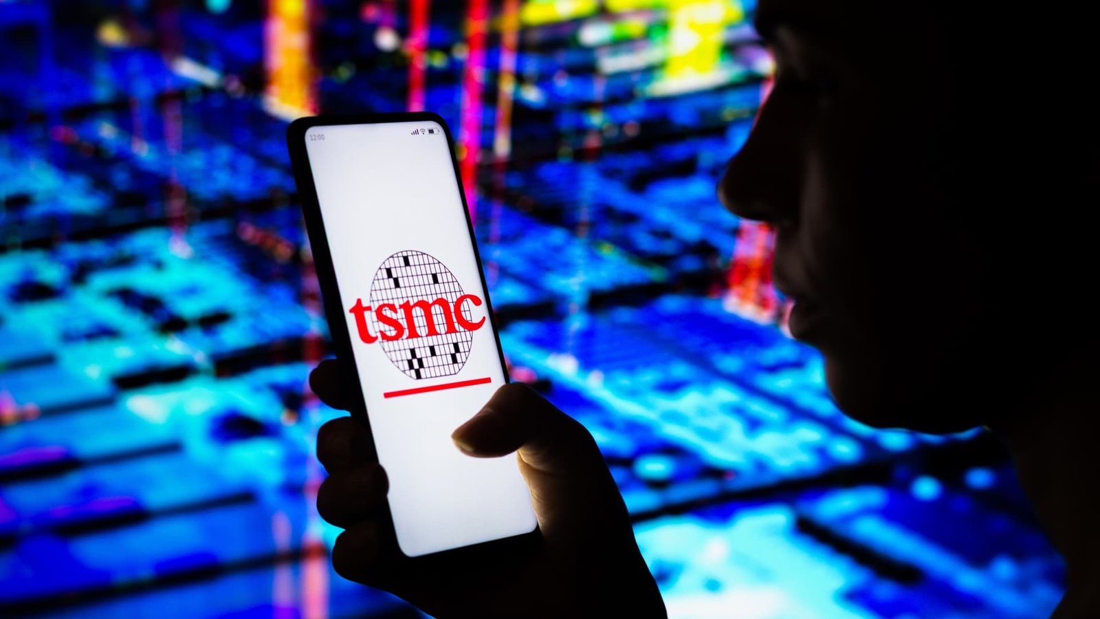 TSMC fait face à un effondrement plus large des puces avec une augmentation de 50% des revenus, aidé par les commandes d’iPhone d’Apple