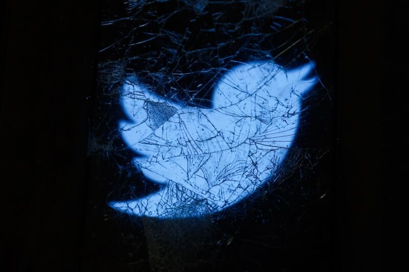 Twitter raidit le fournisseur de logiciels avec 8 millions de dollars restants sur le contrat, selon un procès 1 Le logo Twitter affiché sur un écran de téléphone fissuré est visible à travers du verre brisé
