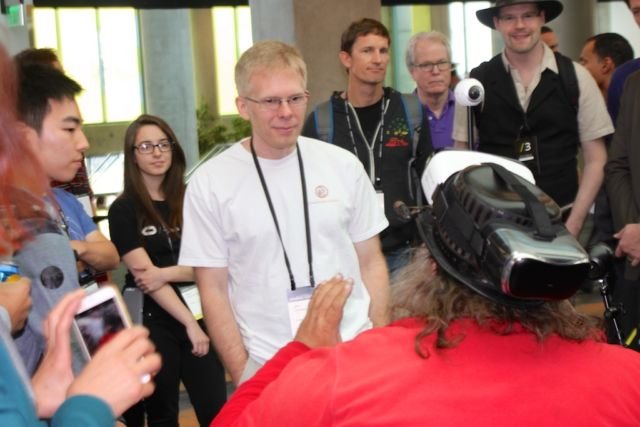 Oculus CTO John Carmack ne pouvait pas marcher dans le couloir de la conférence Oculus Connect 2016 sans être assailli par les spectateurs.  Il était heureux de tenir le tribunal pour de longues séances de questions-réponses impromptues.