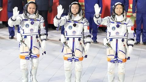 Une nouvelle ère commence avec le lancement par la Chine d'une mission avec équipage vers sa station spatiale | CNN 1 (De gauche à droite) Les astronautes chinois Zhang Lu, Deng Qingming et Fei Junlong assistent à une cérémonie de pré-lancement au centre de lancement de satellites de Jiuquan le 29 novembre.