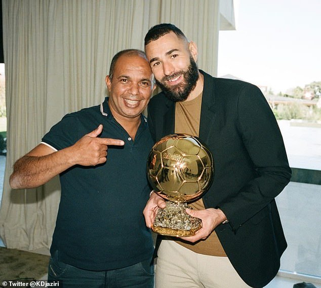 Karim Djaziri (L) a semblé interpeller publiquement Deschamps sur les raisons pour lesquelles il a renvoyé Benzema (R) à la maison