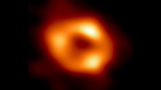 L'anneau lumineux orange montre l'horizon des événements du trou noir géant de la Voie lactée, Sagittarius A*.