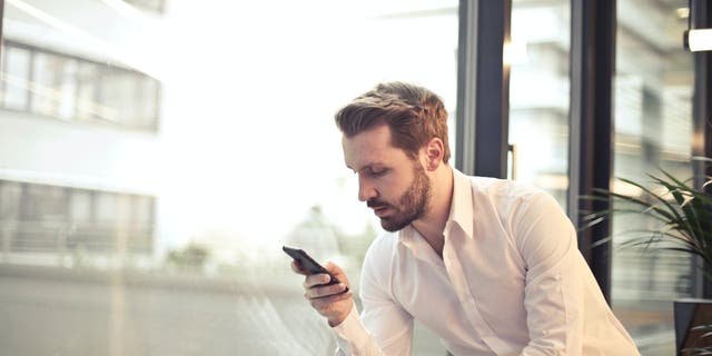 Certaines applications commenceront automatiquement à utiliser votre emplacement précis à votre insu, et vous devriez toujours contrôler quelles applications disposent de ces informations facilement disponibles.