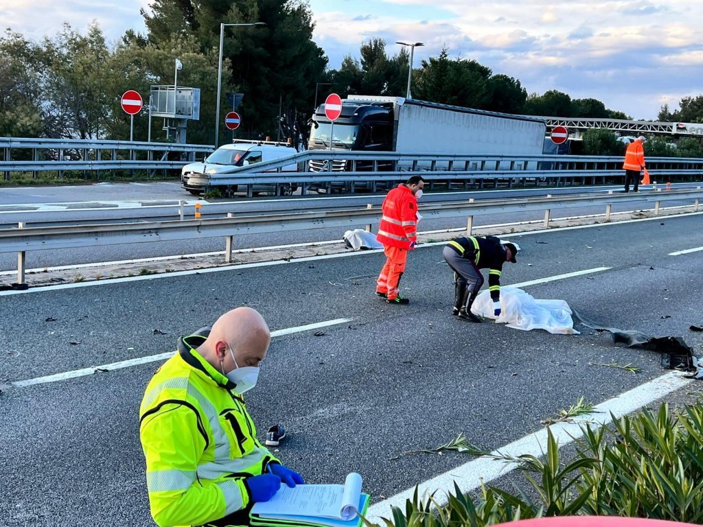 Extrait du dossier : Police sur les lieux de l'accident survenu le samedi 2 avril, sur l'autoroute A10 Gênes-Vintimille, en direction de la France. Deux migrants ont été percutés et tués par un camion près de Bordighera, le 2 avril 2022 | Photo : ANSA/FABRIZIO TENERELLI