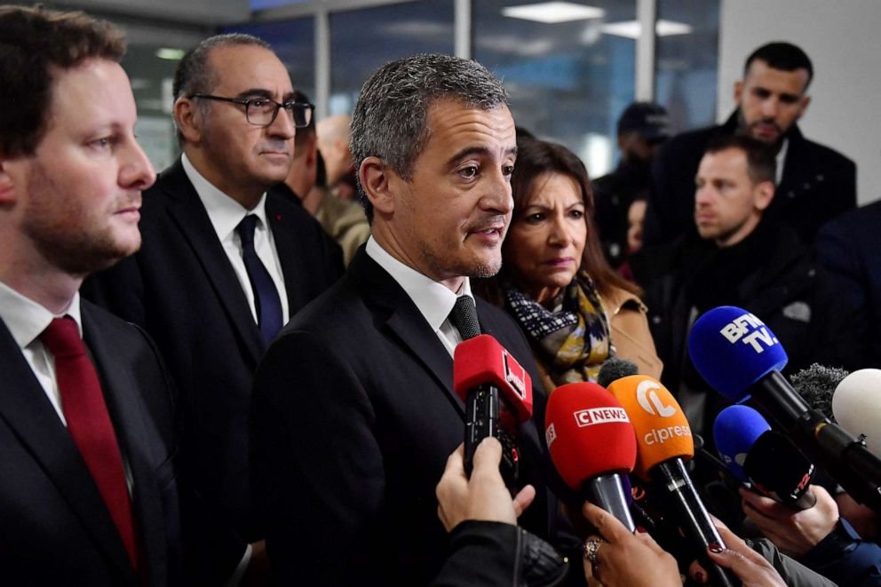 Le ministre français de l'Intérieur Gérald Darmanin s'entretient avec la presse à côté du ministre délégué aux Transports Clément Beaune (L), de la maire de Paris Anne Hidalgo (4thL) et du préfet de police de Paris Laurent Nunez (2ndL) à la gare du Nord de Paris le 11 janvier , 2023.