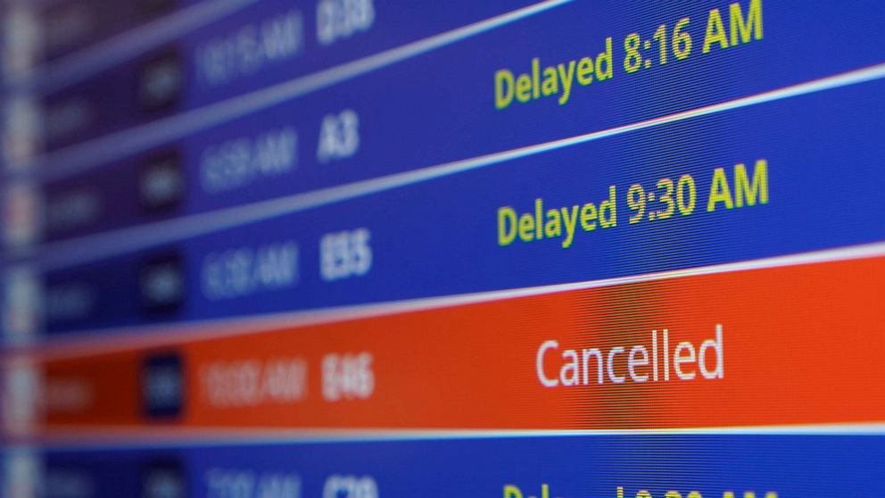 PHOTO : Un panneau vidéo montre les retards et les annulations de vols à l'aéroport national Ronald Reagan de Washington à Arlington, en Virginie, le 11 janvier 2023.