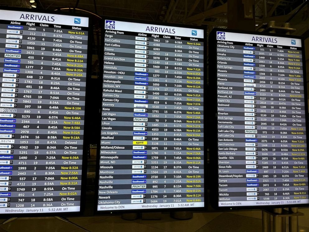 PHOTO : Un tableau des arrivées affiche l'état des vols à l'aéroport international de Denver, car les vols ont été cloués au sol après la panne du système FAA, à Denver, le 11 janvier 2023.