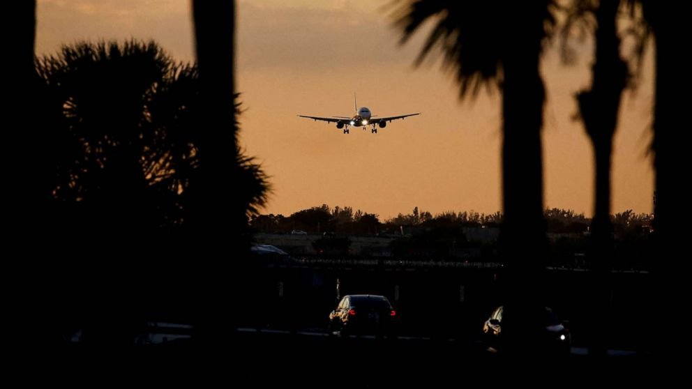 PHOTO : Un avion s'approche pour atterrir à l'aéroport international de Miami après que la Federal Aviation Administration (FAA) a déclaré qu'il avait ralenti le volume du trafic aérien au-dessus de la Floride en raison d'un problème d'ordinateur du trafic aérien, à Miami, le 2 janvier 2023.