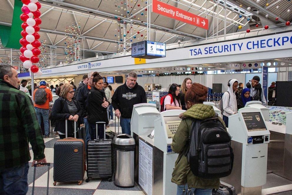 PHOTO : Les passagers attendent la reprise des vols à l'aéroport international O'Hare après que la Federal Aviation Administration (FAA) ait ordonné aux compagnies aériennes de suspendre tous les départs intérieurs en raison d'une panne du système, à Chicago, le 11 janvier 2023.