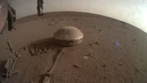 L'atterrisseur NASA InSight a acquis cette image de la zone devant le vaisseau spatial sur Mars le 11 décembre. 