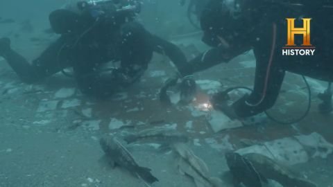 Des plongeurs ont découvert un morceau perdu de la navette spatiale Challenger alors qu'ils parcouraient le fond de l'océan au large de la côte est de la Floride.