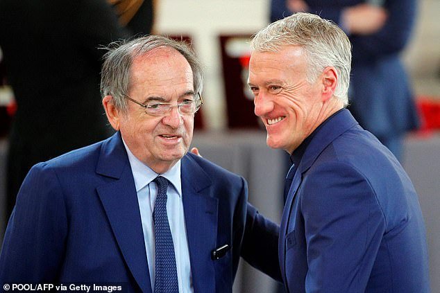 Le président français du football Noel Le Graet (L) a été critiqué pour avoir donné un nouveau contrat à Deschamps