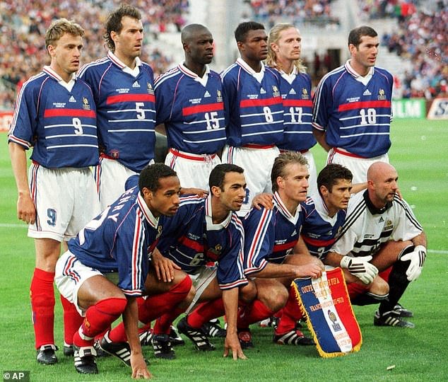 Deschamps (rangée du bas, milieu) a été capitaine de la France lors de la finale de la Coupe du monde 1998 contre le Brésil