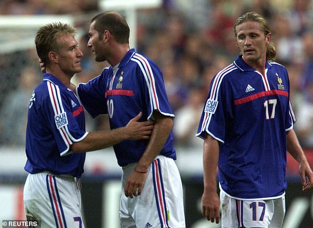 Bien qu'ils aient joué ensemble, Deschamps (L) n'a pas assisté à la fête d'anniversaire de Zidane (M) l'année dernière