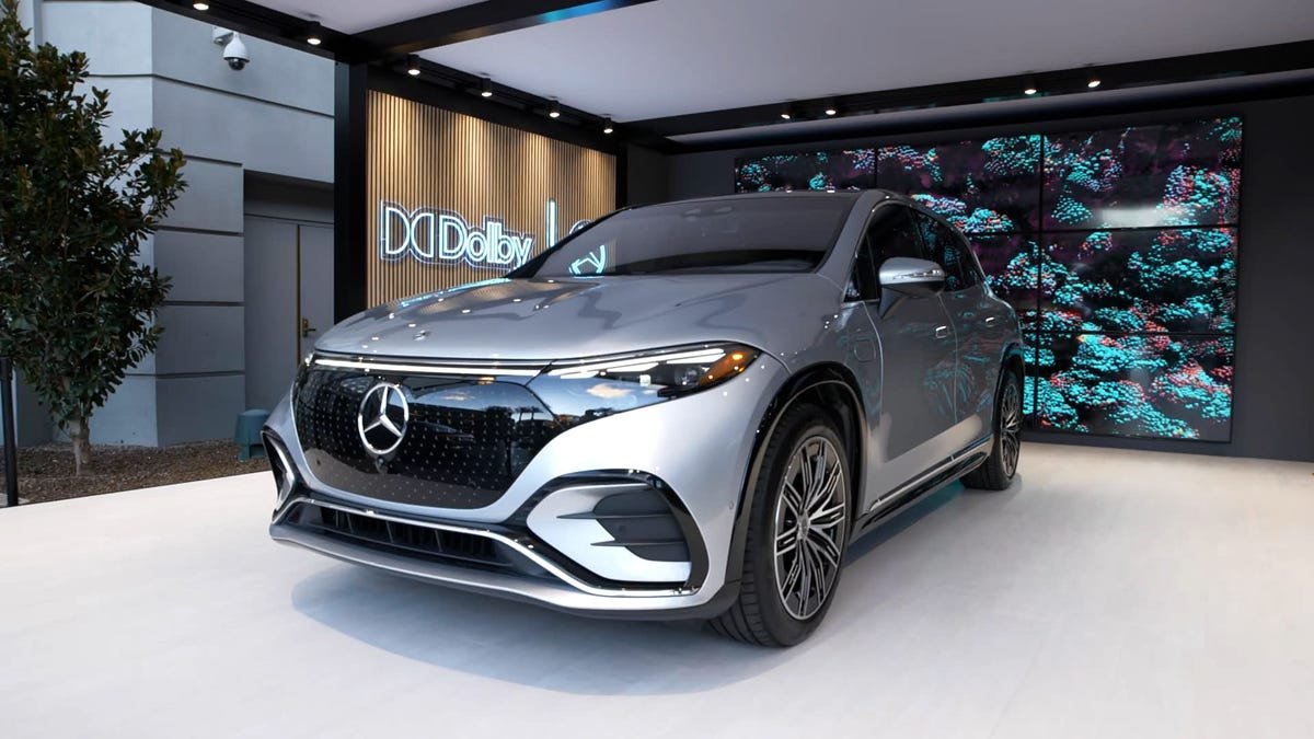 Meilleures nouvelles automobiles du CES 2023 : camionnettes électriques, voitures volantes et plus encore 2 Une Mercedes-Benz argentée