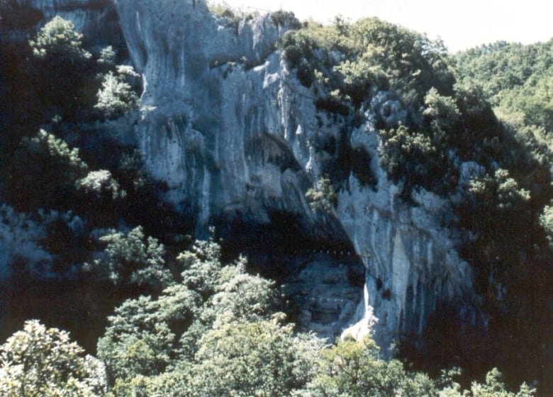 Une grotte de pierre blanche creusée dans le flanc d'une montagne où les archéologues ont creusé.