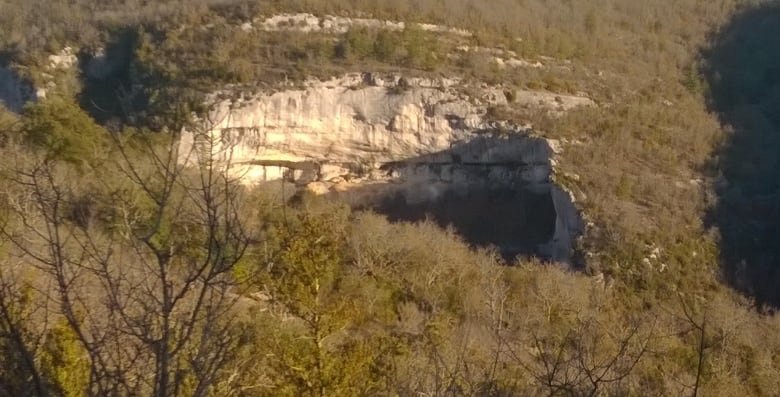 Une grotte de pierre blanche est formée dans le terrain. 