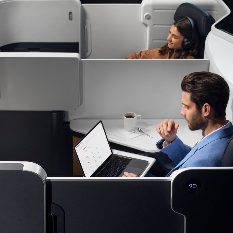 deux passagers profitent d'un vol en classe Affaires Air France