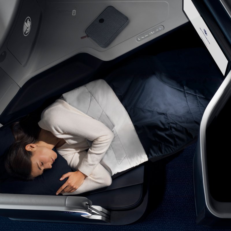 Une femme s'allonge sur un vol Air France en classe affaires