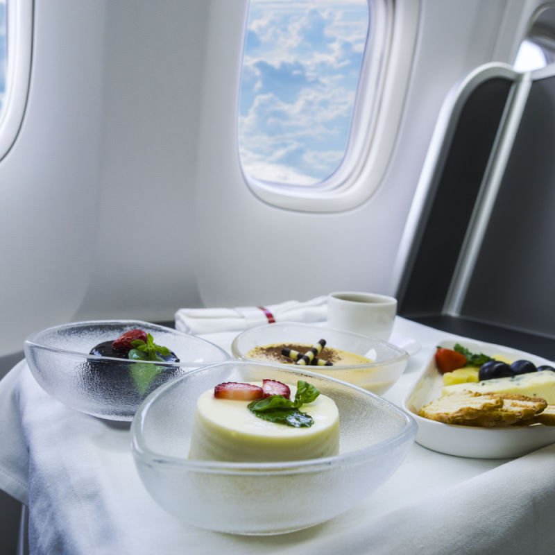 Un repas raffiné avec plusieurs plats dans un avion