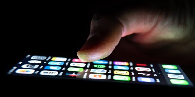 Accessoires iPhone : Voici 5 des meilleurs pour 2023 1 Un iPhone avec des icônes d'application dessus.