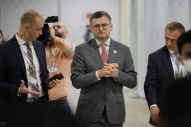 Dmytro Kuleba se rend à une conférence de presse lors d'un événement.