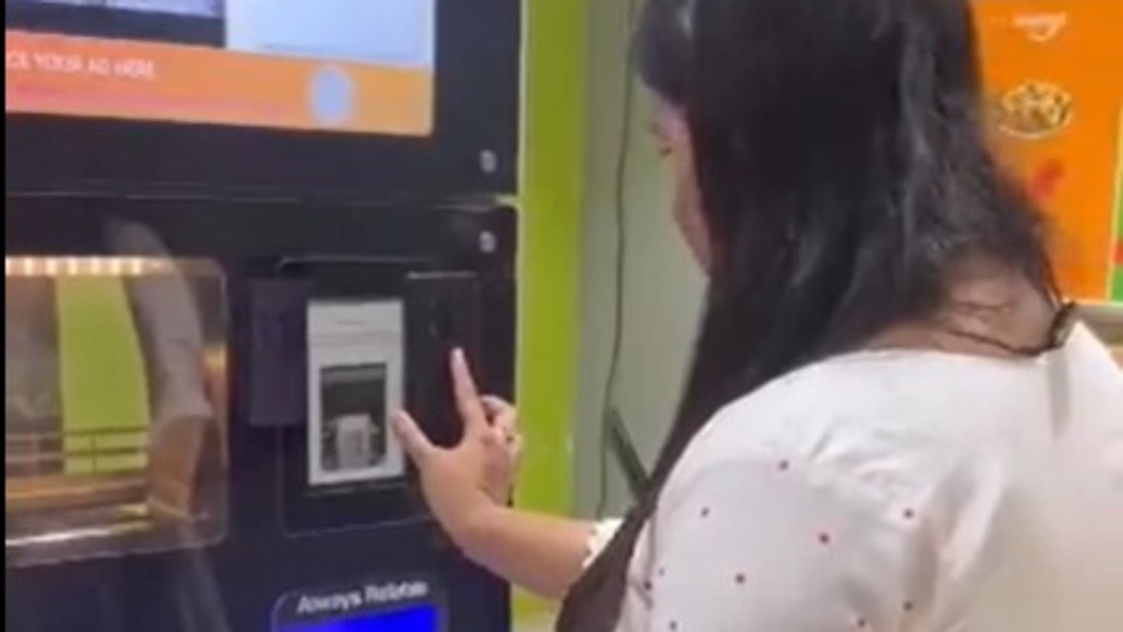 Ce guichet automatique à Bengaluru qui sort d’idlis est aujourd’hui le favori d’Internet.  Montre