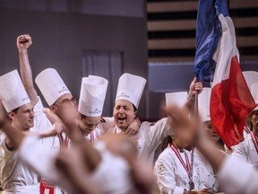 Les membres de l'équipe de France : (LtoR) Joffrey Lafontaine, Mathieu Blandin (caché), Quentin Bailly et Frédéric Cassel, célèbrent avec leur trophée après avoir remporté la finale de la Coupe du monde de pâtisserie, le 28 janvier 2013 lors des internationaux de la restauration et de l'alimentation spectacle (SIRHA), à Chassieu, dans le centre de la France, près de Lyon.
