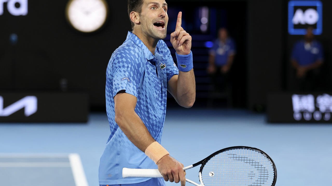 Djokovic défie la blessure lors de la victoire de l’Open d’Australie mais Murray se retire