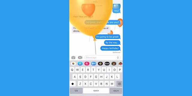 Envoyez un message amusant avec ces astuces iPhone 1 Outre tous les gifs amusants et les options Bitmoji qu'il propose, vous pouvez envoyer certains mots de code qui vous permettent d'ajouter des animations colorées à vos messages, comme l'effet laser de la frappe