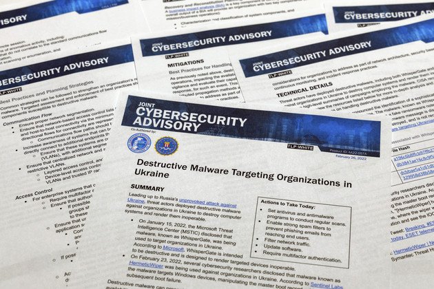 Un avis conjoint sur la cybersécurité publié par la Cybersecurity & Infrastructure Security Agency sur les logiciels malveillants destructeurs qui ciblent les organisations en Ukraine est vu.