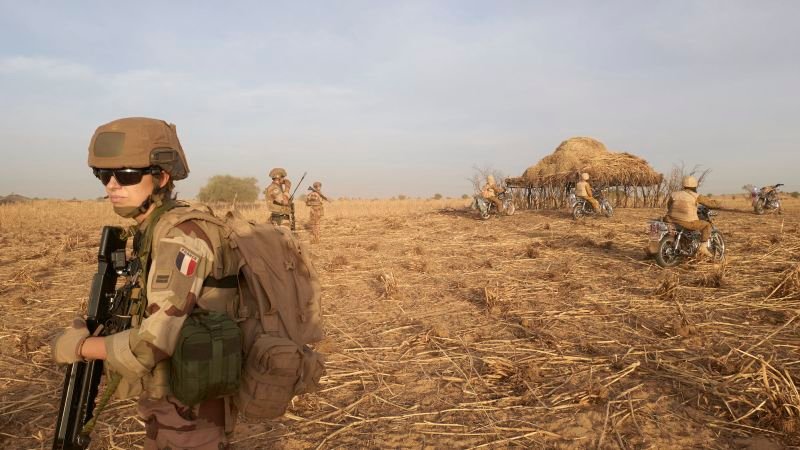 La France rappelle son ambassadeur et retirera ses forces militaires du Burkina Faso |  CNN