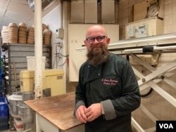Denis Durand est vu dans sa boulangerie à Paris, qui appartient à la famille depuis six décennies.  (Lisa Bryant/VOA)