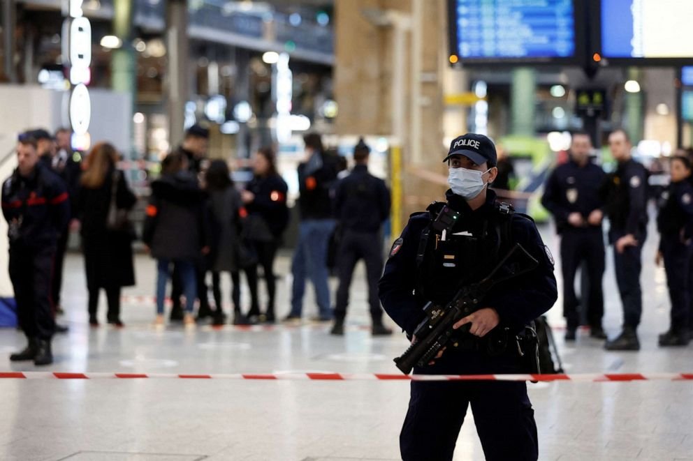 PHOTO : La police française a sécurisé la zone après qu'un homme armé d'un couteau a blessé plusieurs personnes à la Gare du Nord à Paris, France, le 11 janvier 2023.