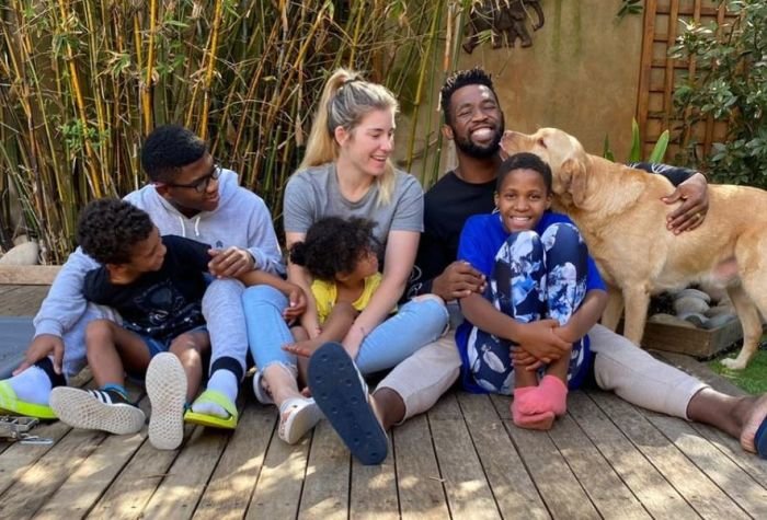 "Le déménagement de Kolisi en France concerne vraiment sa famille" - Jan de Koning (Rugby365) 1 Le capitaine des Springboks Siya Kolisi (à droite) et sa famille. Photo : www.instagram.com/siya_kolisi_the_bear/