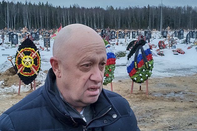 Le chef du groupe Wagner, Yevgeny Prigozhin, assiste aux funérailles de Dmitry Menchikov, un combattant du groupe Wagner décédé lors d'une opération spéciale en Ukraine.