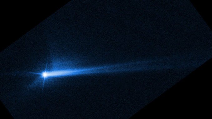 Une image du télescope spatial Hubble montre un flux divisé de poussière et de roche provenant de l'astéroïde Dimorphos