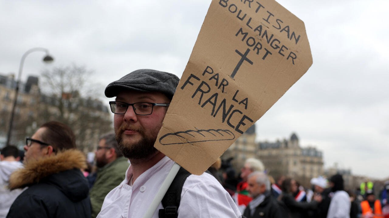 Les boulangers français protestent alors que la baguette bien-aimée est menacée par la hausse des coûts