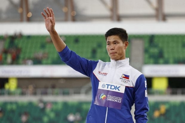 ist EJ Obiena de Team Philippines pose lors de la cérémonie de remise des médailles du saut à la perche masculin le dixième jour des Championnats du monde d'athlétisme Oregon22 à Hayward Field le 24 juillet 2022 à Eugene, Oregon.