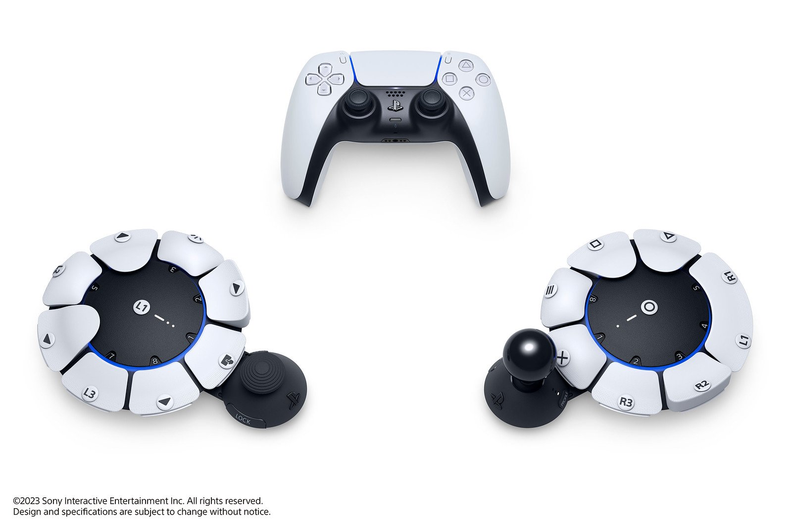 Manette sans fil DualSense aux côtés de deux manettes Project Leonardo, démontrant l'option de jumeler une manette DualSense avec jusqu'à deux manettes Project Leonardo.