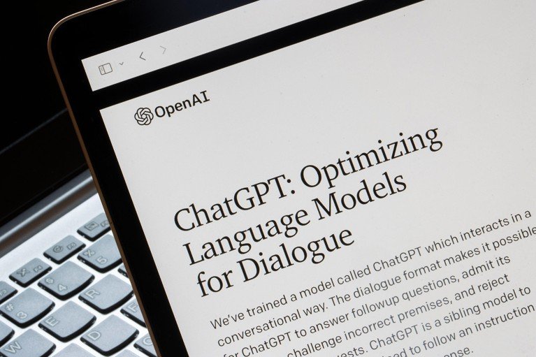 La page Web de ChatGPT est visible sur le site Web d'OpenAI sur un écran d'ordinateur