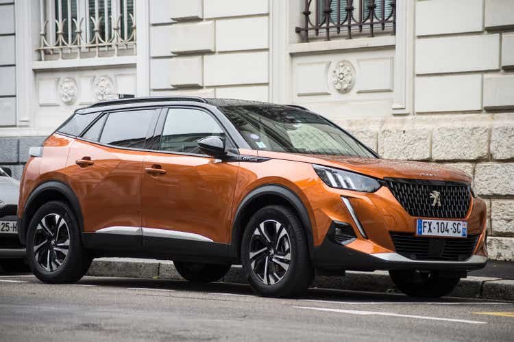 Stellantis va réduire son empreinte commerciale en France (NYSE:STLA) 1 Vue de face de la Peugeot 2008 orange garée dans la rue