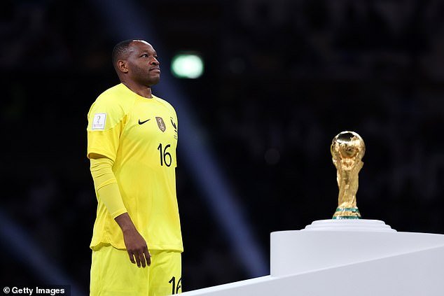 Steve Mandanda renonce à devenir le n°1 de la France et annoncera sa retraite internationale