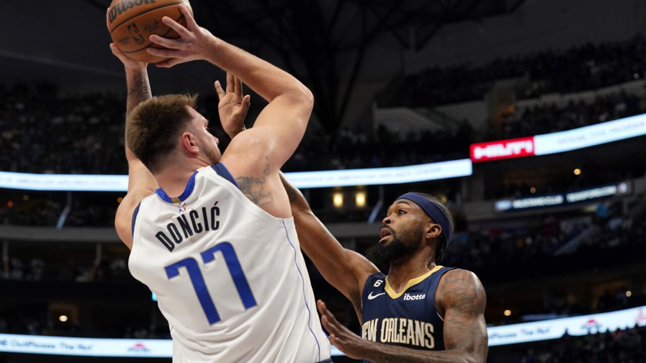 Tatum marque 34 points alors que les Celtics retiennent les Spurs, Doncic mène les Mavs