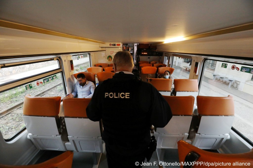 Contrôles des migrants dans les trains en provenance de Vintimille en Italie en gare de Menton Garavan par la police nationale et la réserve civile | Photo : Jean François Ottonello / picture alliance / dpa / MAXPPP