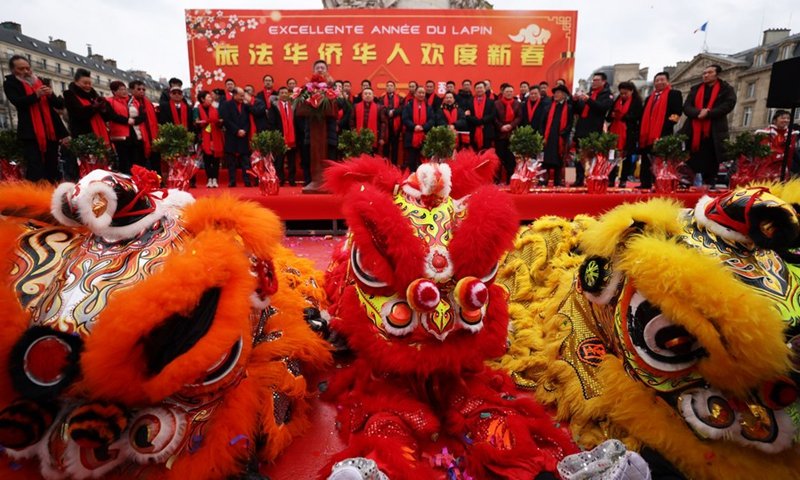Des gens assistent au défilé du Nouvel An chinois à Paris, en France, le 22 janvier 2023. (Photo : Xinhua)
