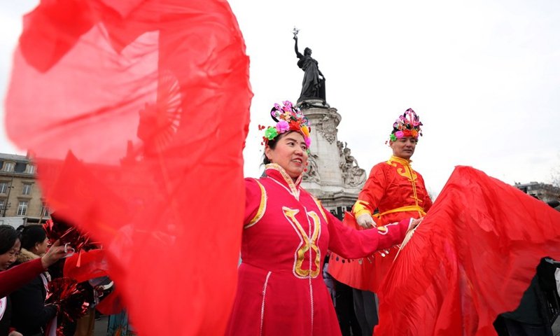 Les participants se produisent lors du défilé du Nouvel An chinois à Paris, France, le 22 janvier 2023. (Photo : Xinhua)