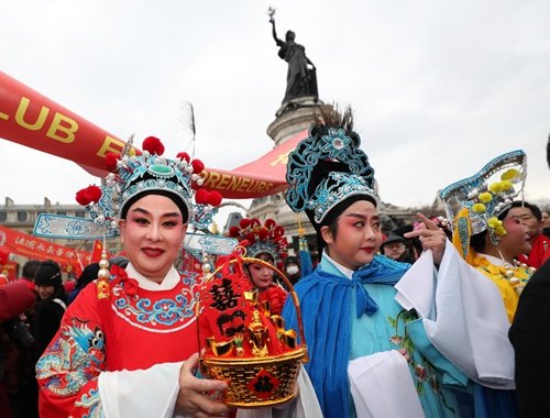 Des gens assistent au défilé du Nouvel An chinois à Paris, en France, le 22 janvier 2023. (Photo : Xinhua)