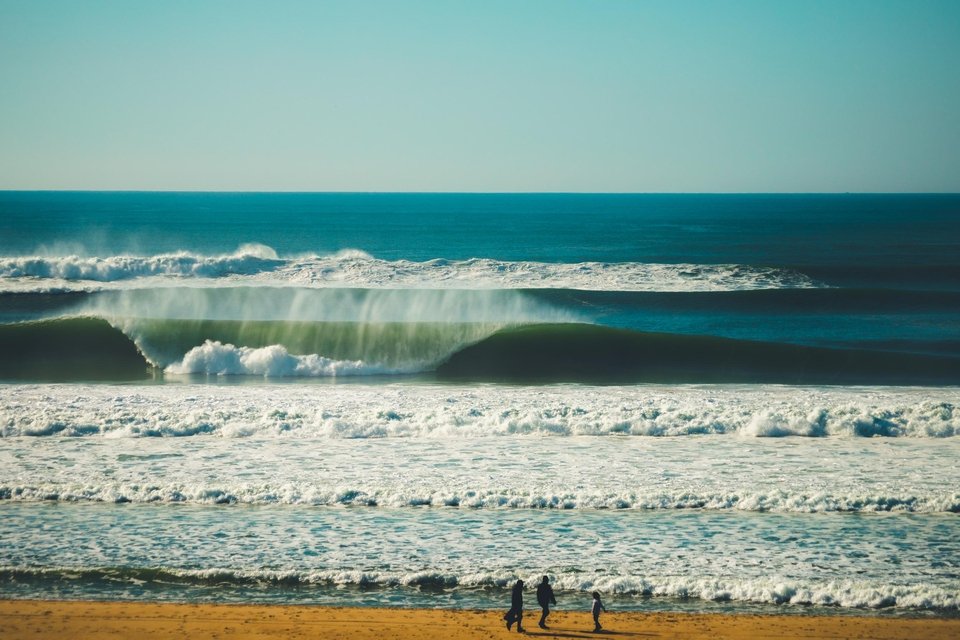 Hossegor a des vagues très spéciales.  En partie à cause de Le Fosse de Capbreton, une tranchée géante en eau profonde juste au large de la côte qui aide à creuser la houle de cette façon.